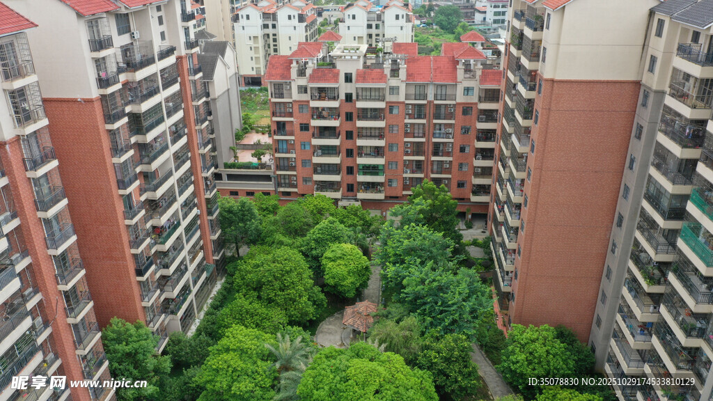 高层间的绿意小区景观