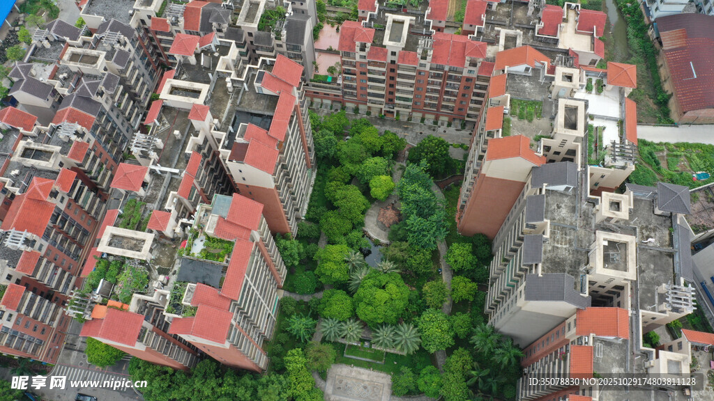 俯瞰城市中的绿色居民区