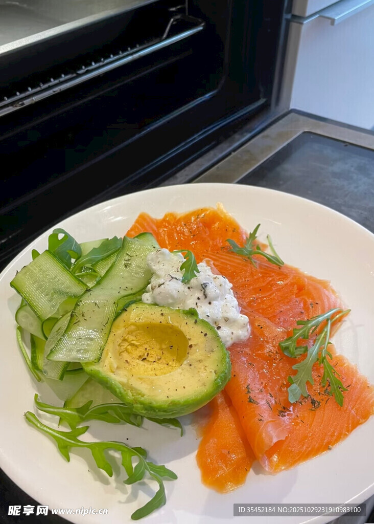 三文鱼牛油果沙拉