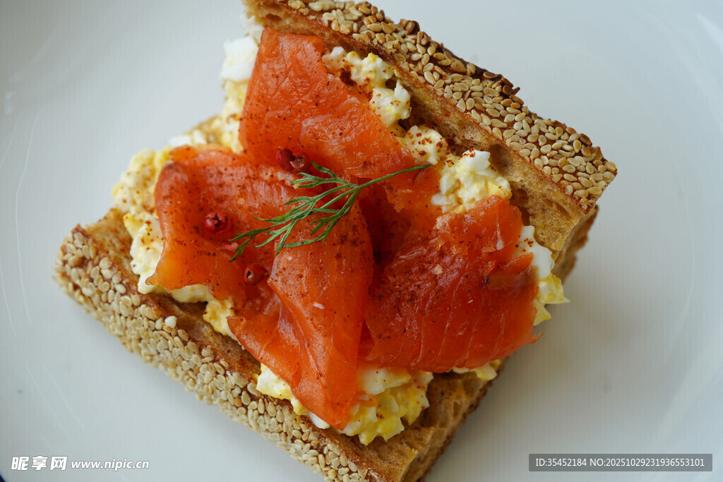 三文鱼鸡蛋三明治