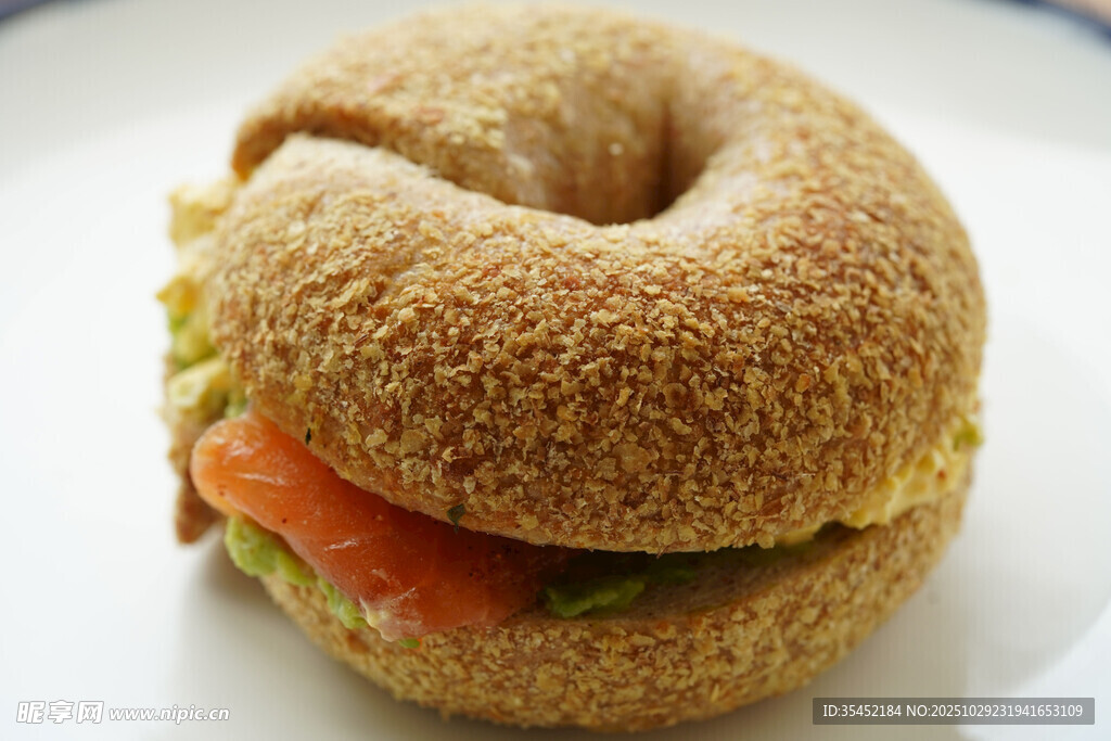 三文鱼牛油果贝果