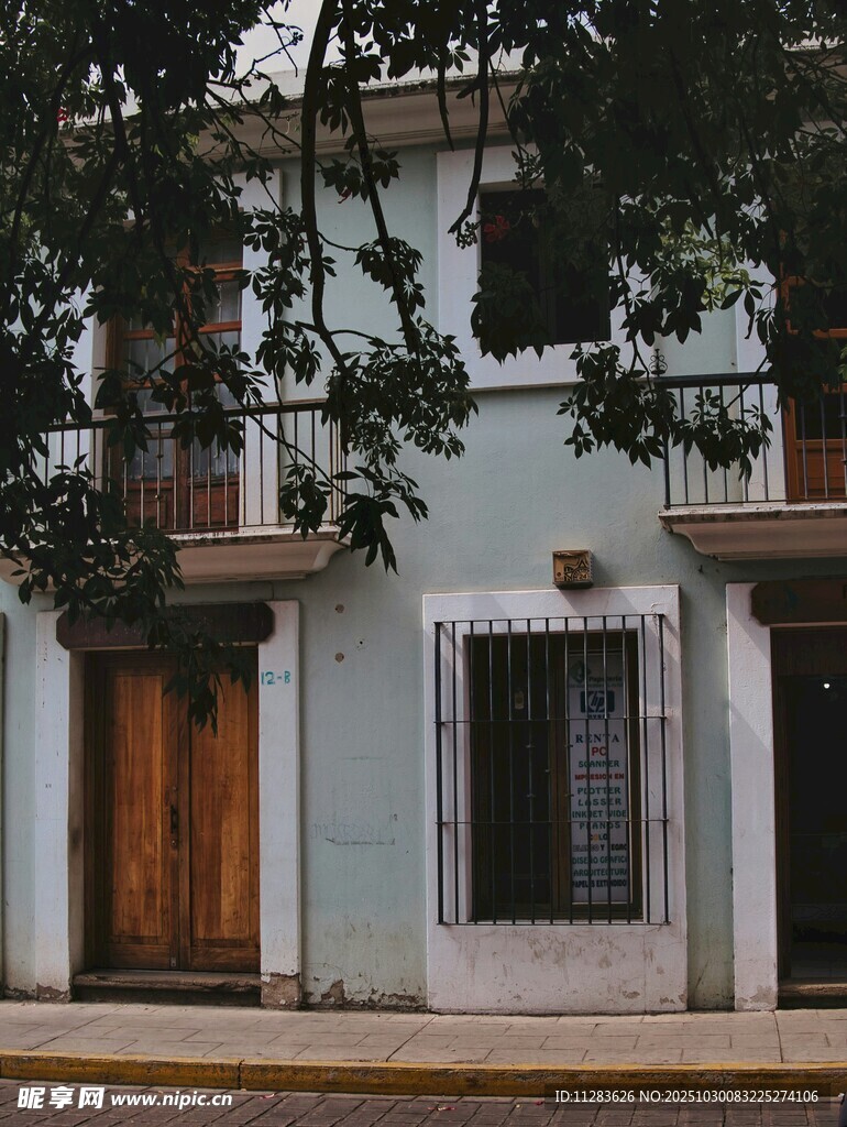 复古风格的街边建筑