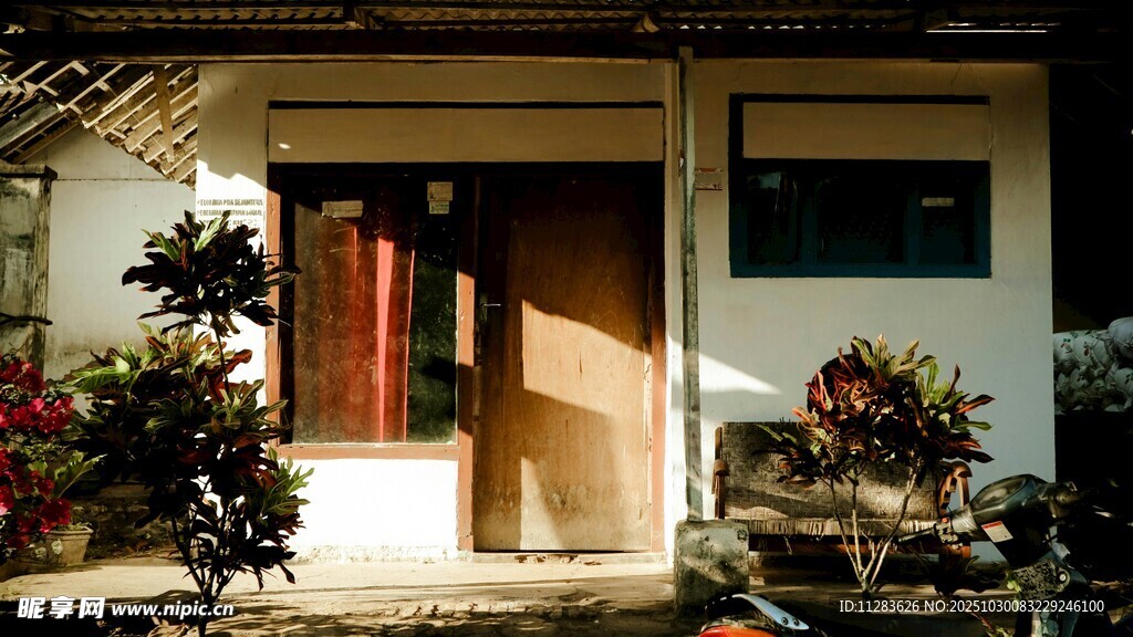 温馨小屋门前的自然景致