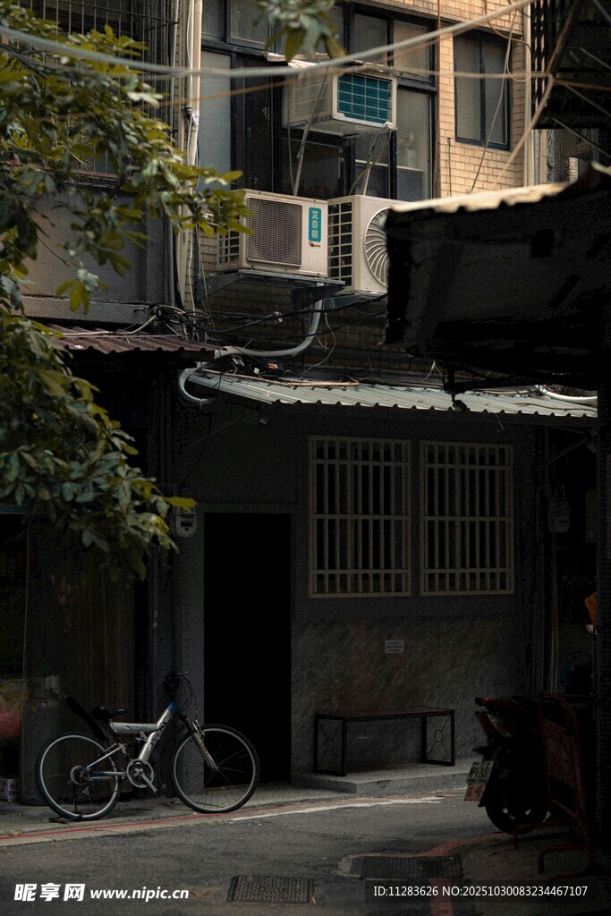 老旧居民楼旁的静谧角落