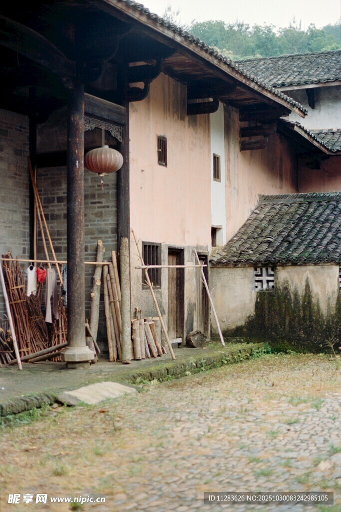 古朴乡村民居庭院一角