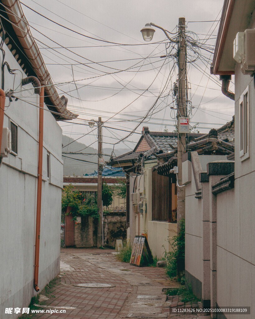 老旧小巷的静谧景象