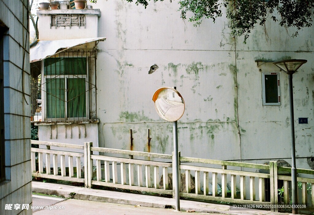 老旧居民楼旁的街道景象