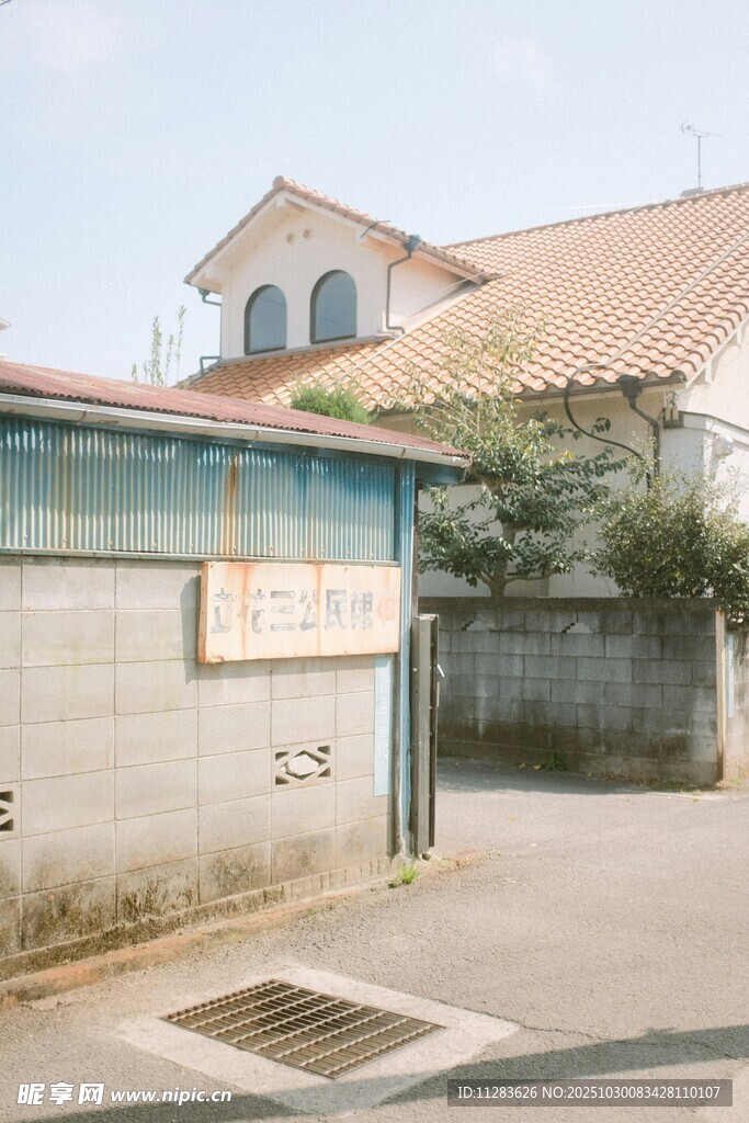 老旧围墙旁的建筑一角