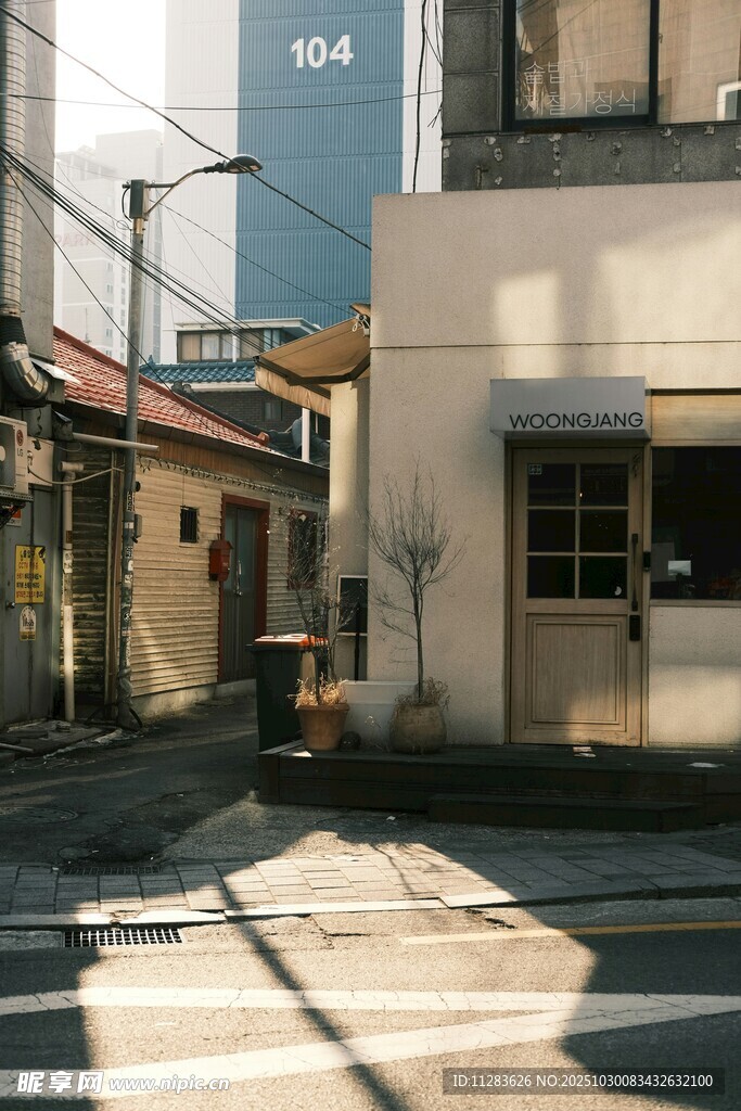 城市街角的静谧小店