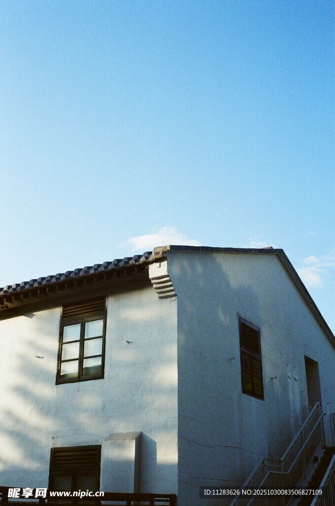 白色小屋的宁静外观