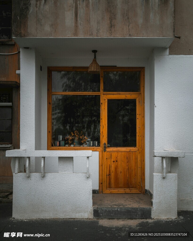 复古风格的木质门建筑