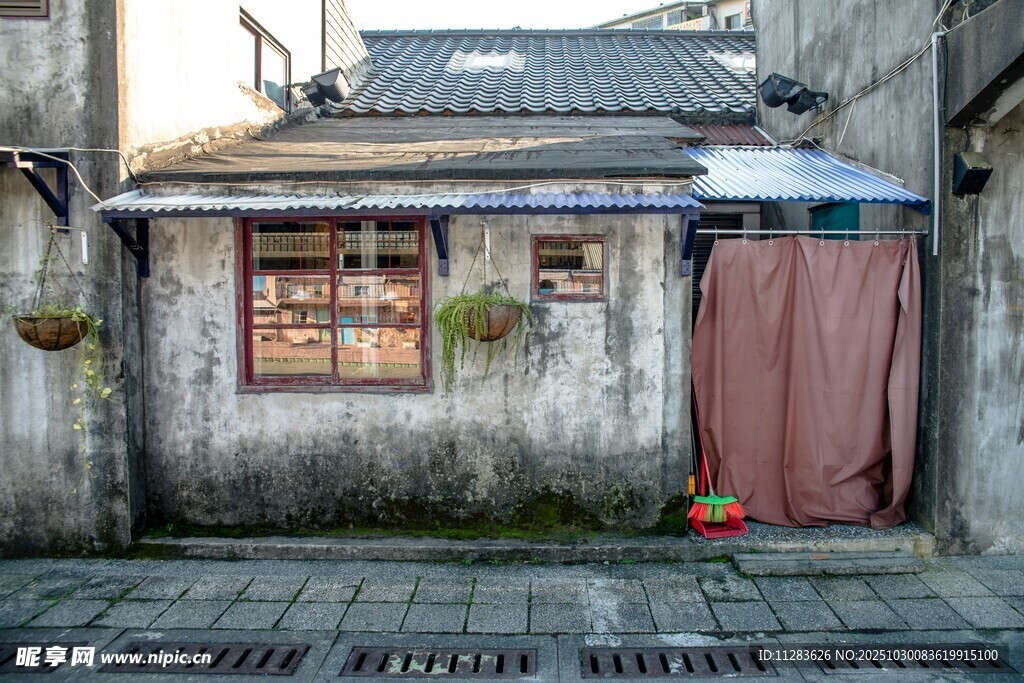 老旧街边小屋