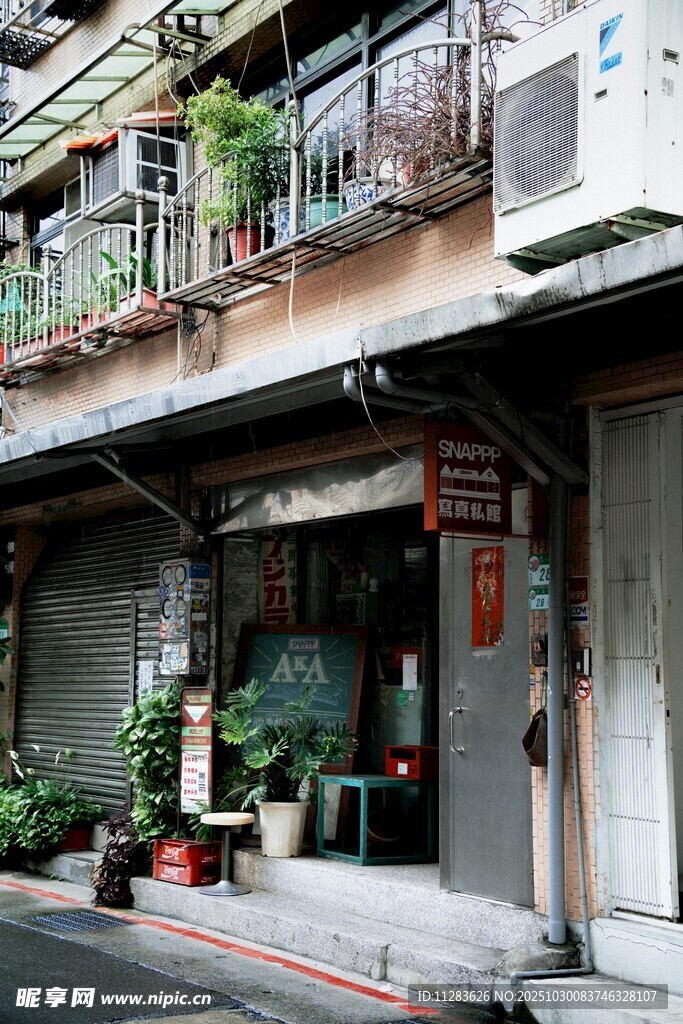 街边绿植点缀的温馨小店