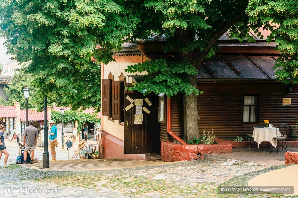 古朴小屋旁的惬意场景