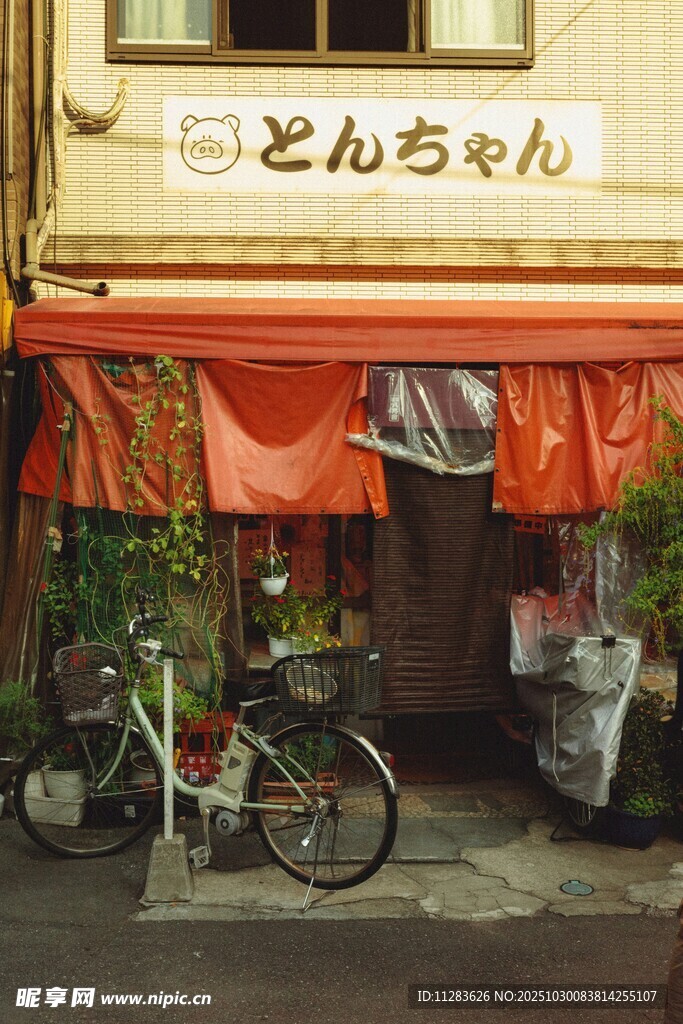 日式小店前的停放自行车