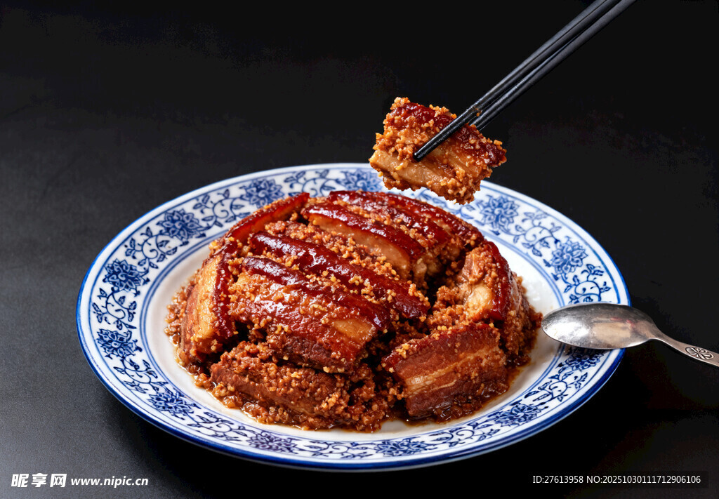 筷子夹起五花肉