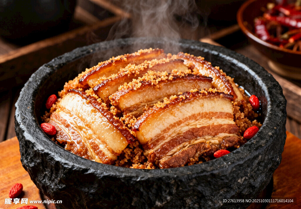 石锅中的五花肉