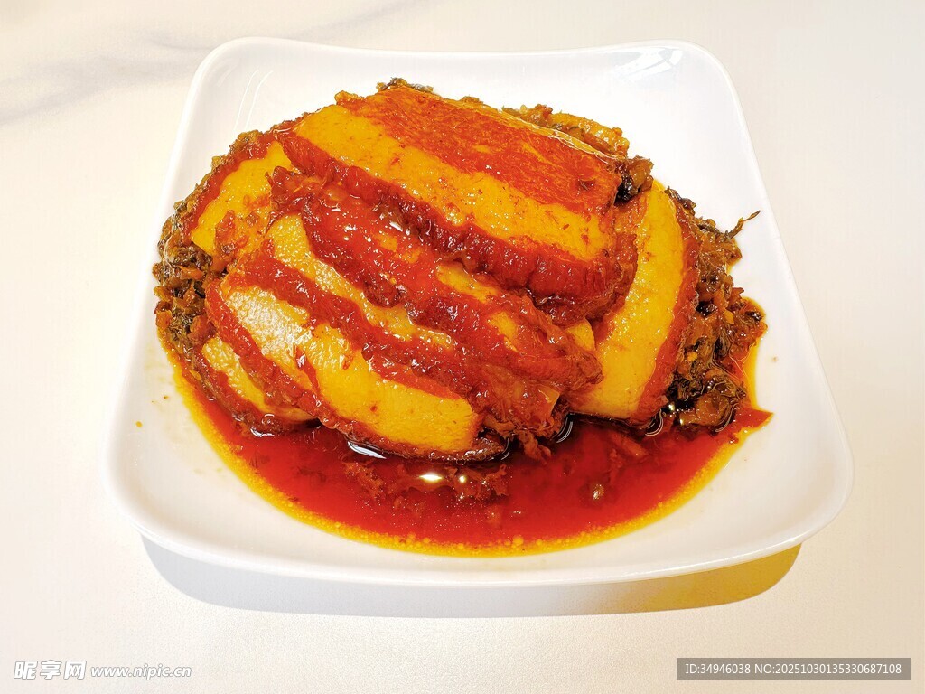 美味扣肉摆放在白色盘中