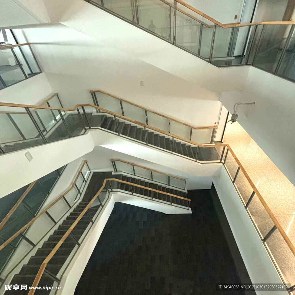 商场多层旋转楼梯景观