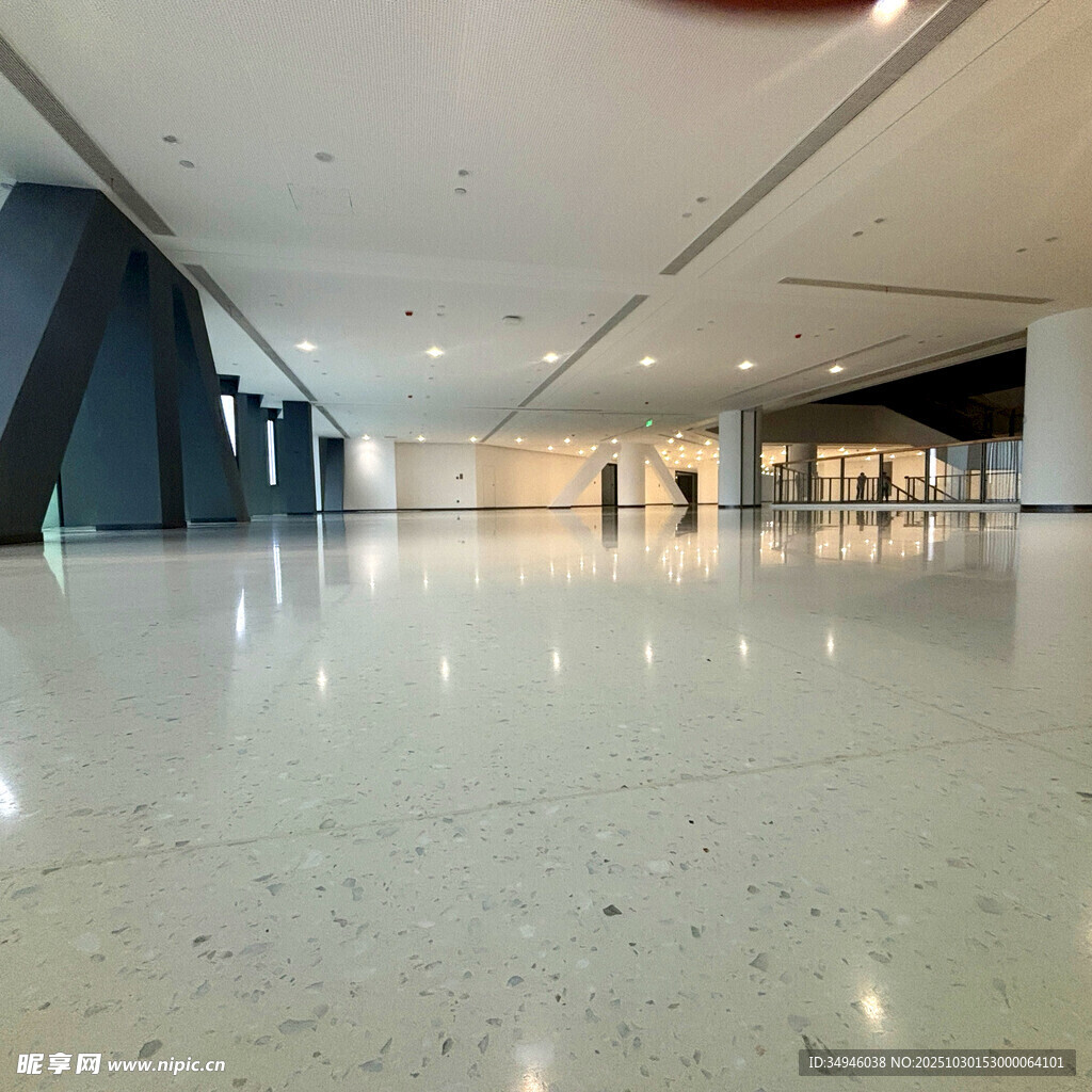 现代宽敞的室内大厅空间