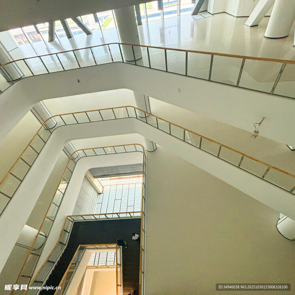 现代建筑内的多层旋转楼梯