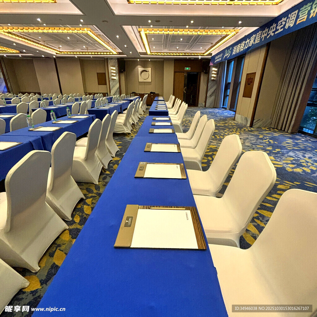 宽敞会议室整齐桌椅布置