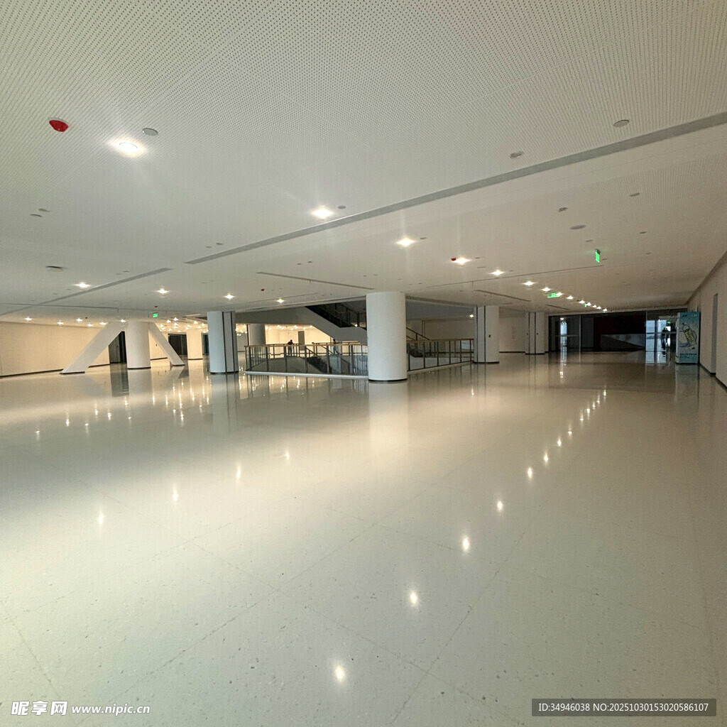 宽敞明亮的现代化室内大厅
