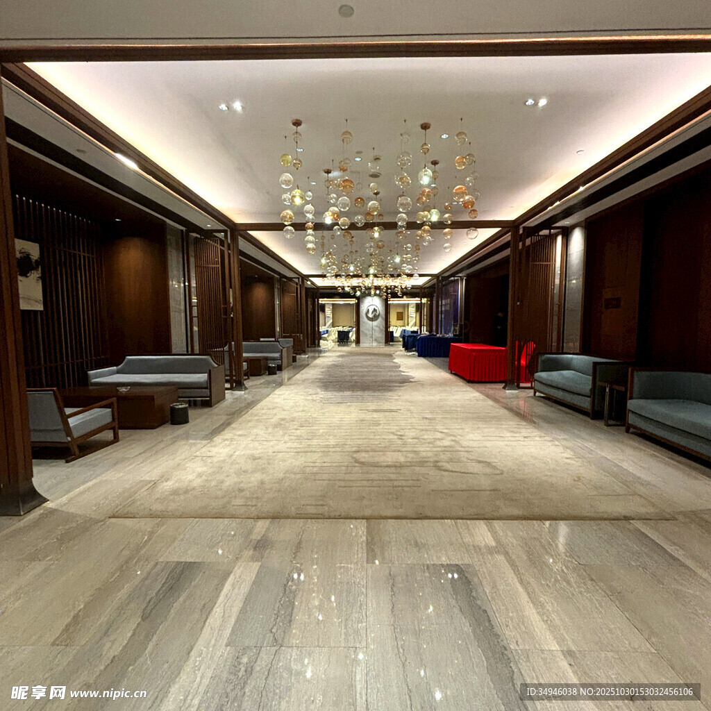 豪华宽敞的室内休息空间