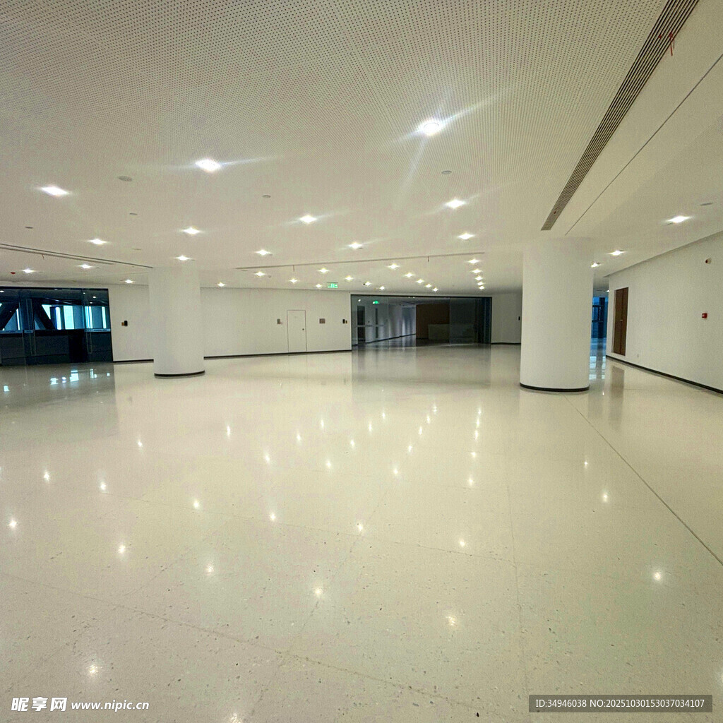 空旷明亮的现代化室内空间