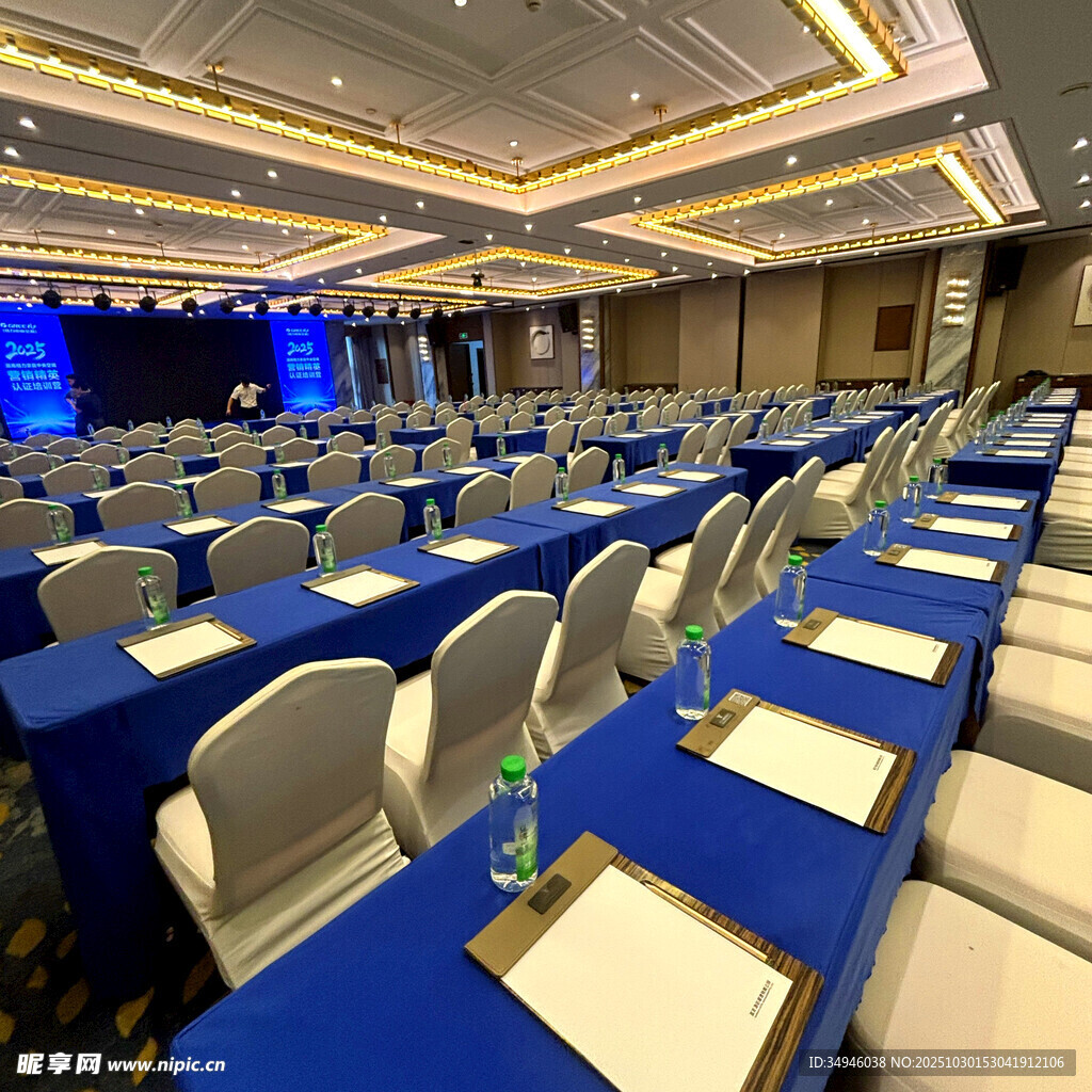 宽敞会议室整齐排列桌椅