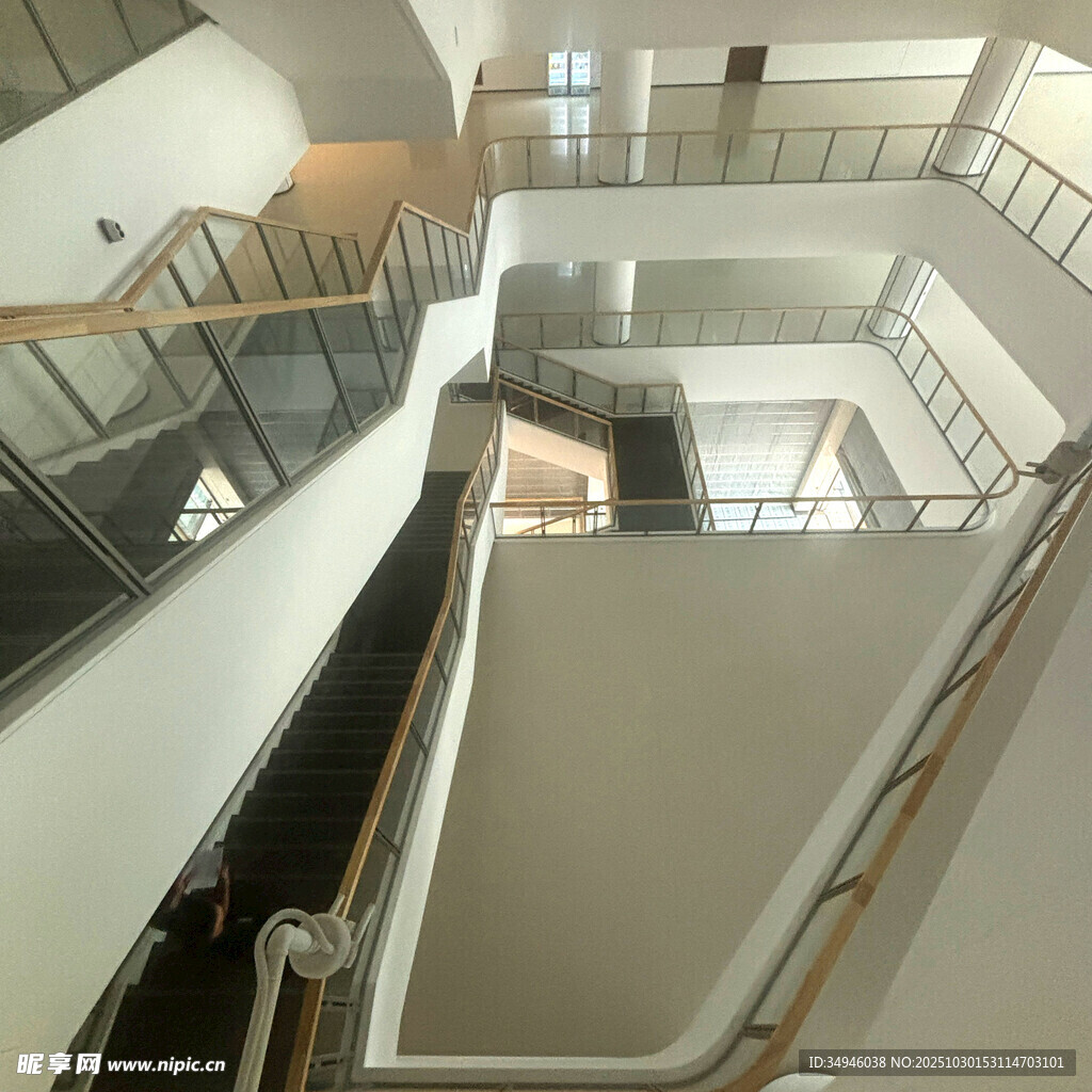现代室内多层楼梯空间