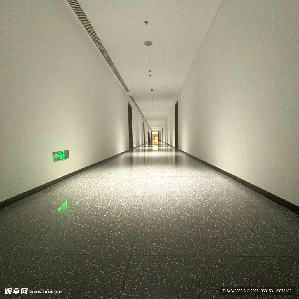 现代简约风格的空旷走廊