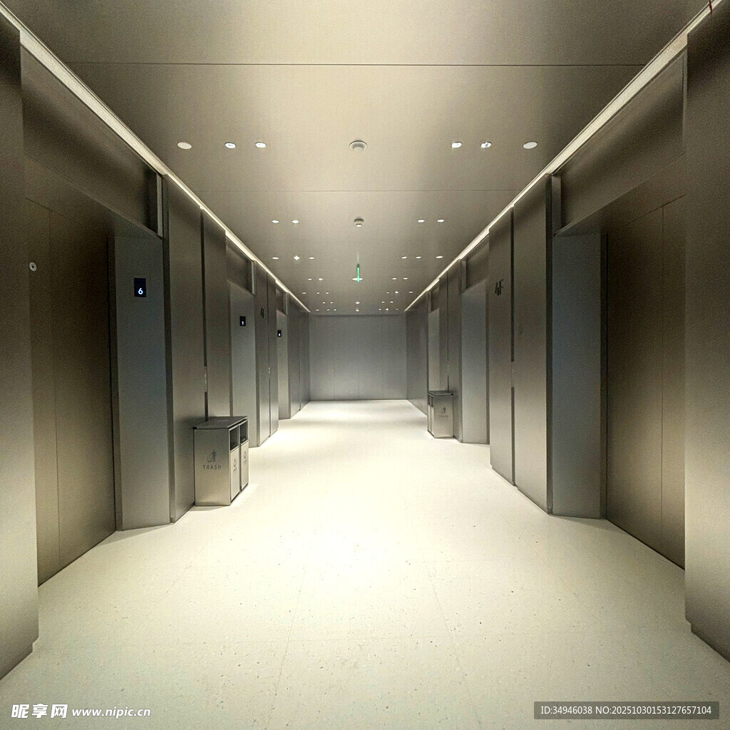 现代风格的空旷电梯走廊