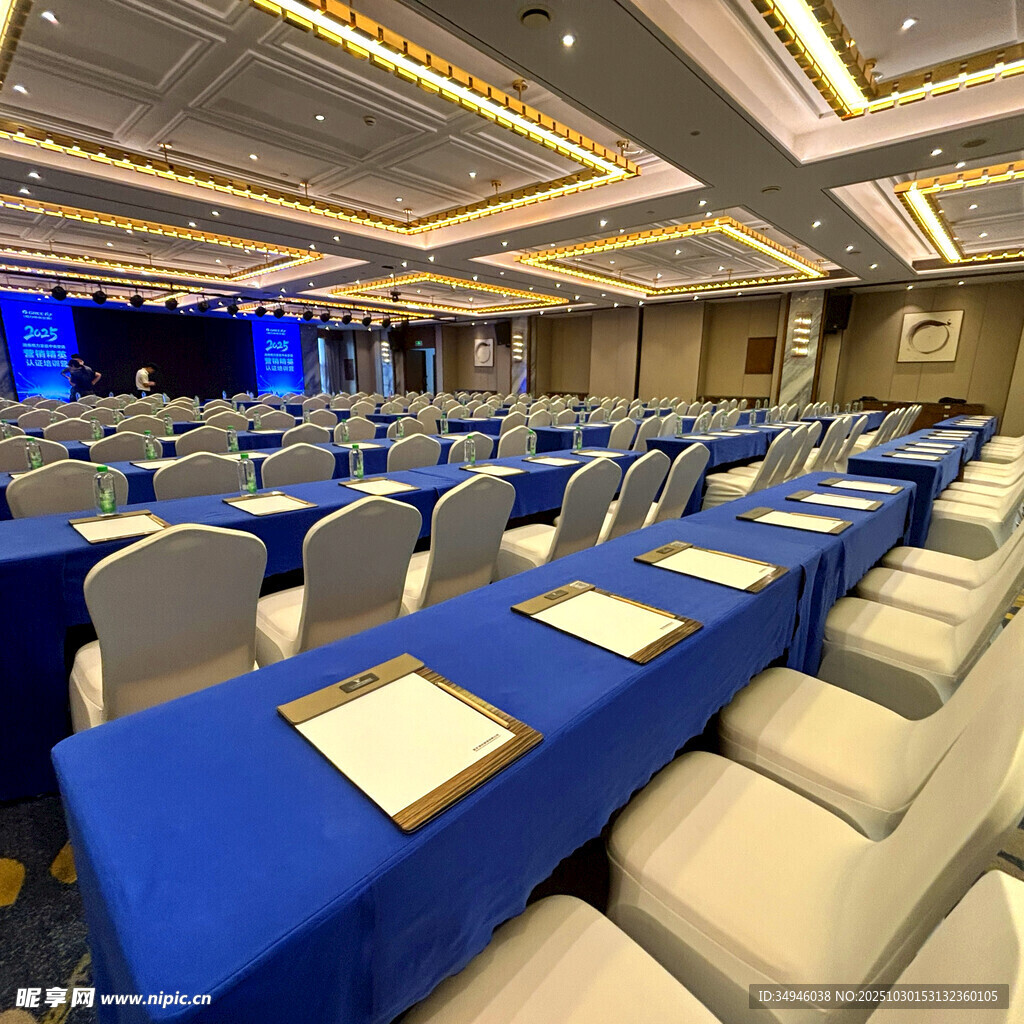 宽敞会议室整齐桌椅布置