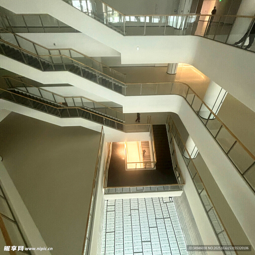 多层建筑内部的楼梯景观