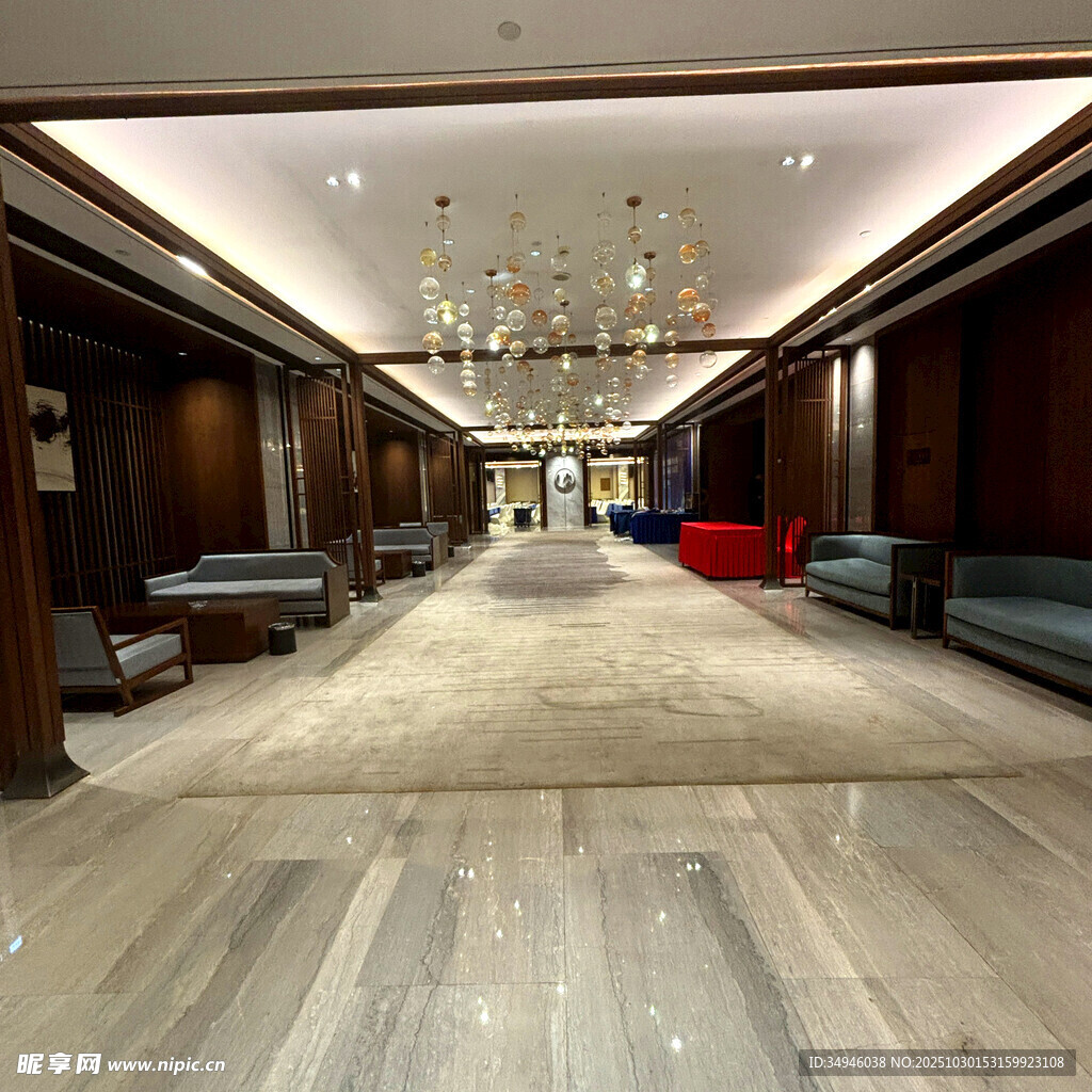 豪华宽敞的室内走廊空间