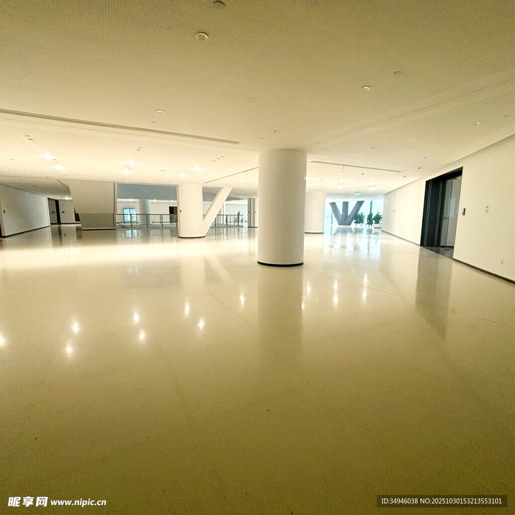 现代宽敞的室内大厅空间