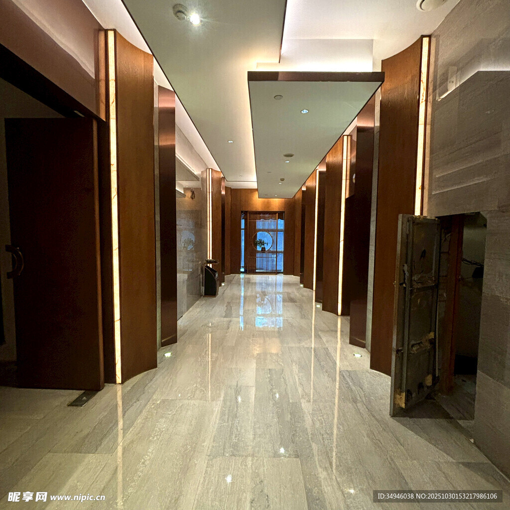 豪华宽敞的现代电梯间走廊
