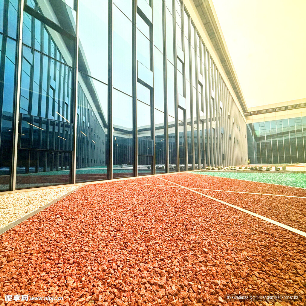 校园塑胶跑道与玻璃建筑