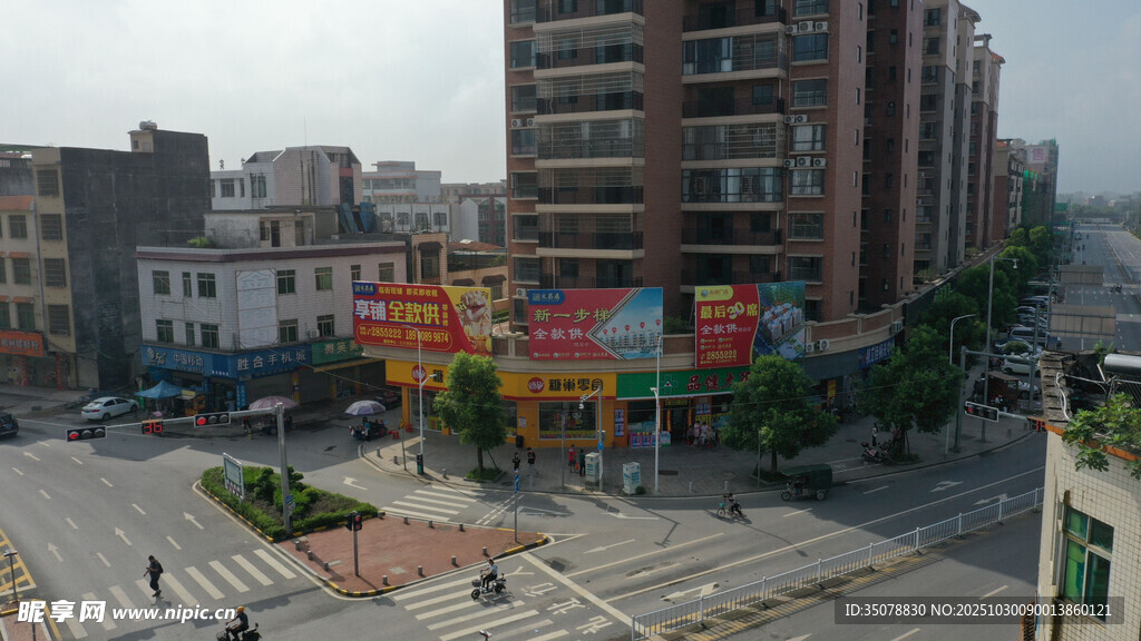 城市街道旁的多彩建筑