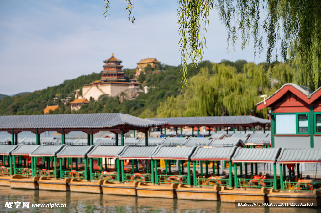 颐和园湖畔景致