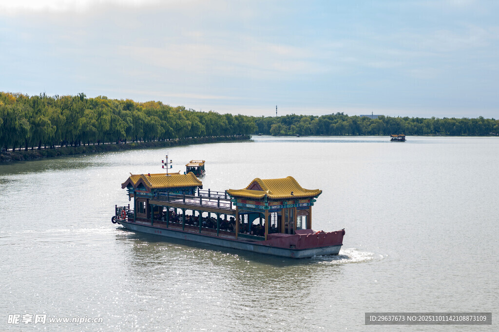 颐和园昆明湖古典游船赏景