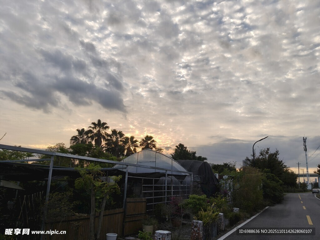 黄昏下的建筑与天空景观