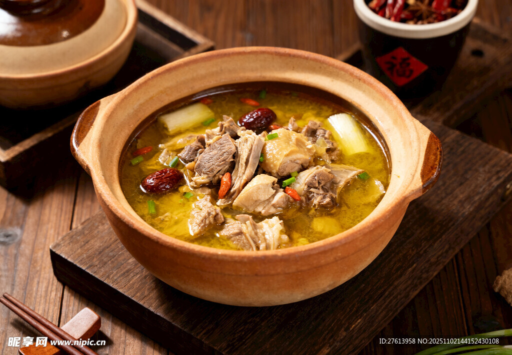 滋补鸡汤砂锅煲