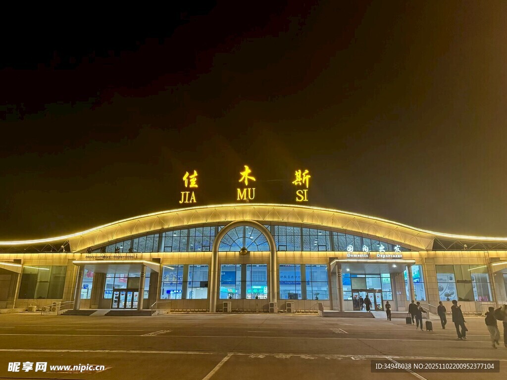 夜色中的候车大厅