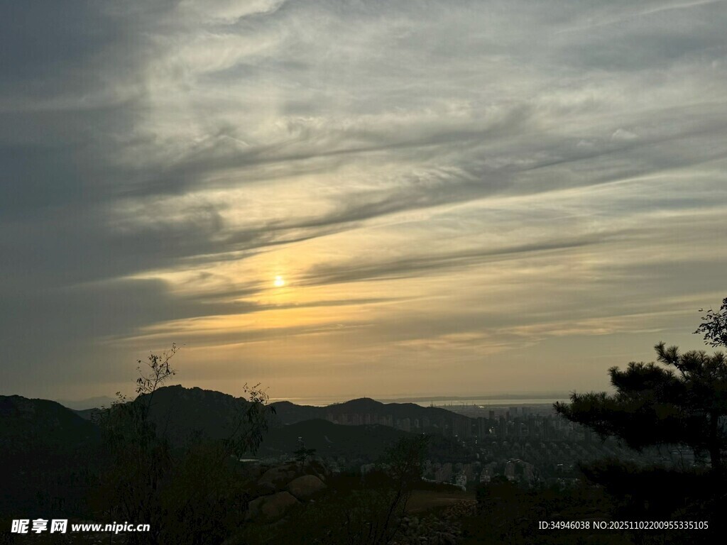 日落时分的山间美景