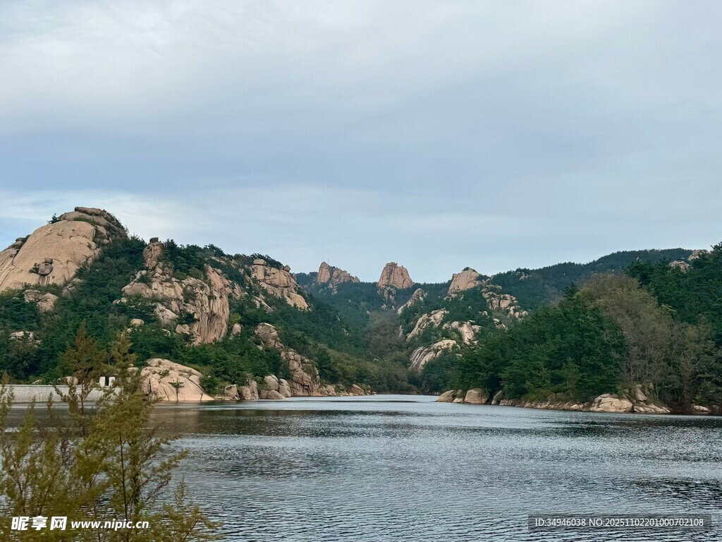 山水相依的秀丽自然景观