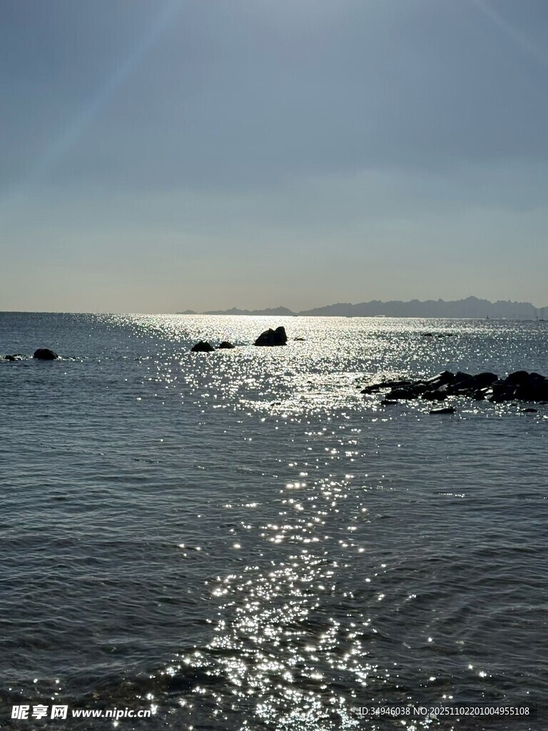海边阳光照耀下的波光粼粼