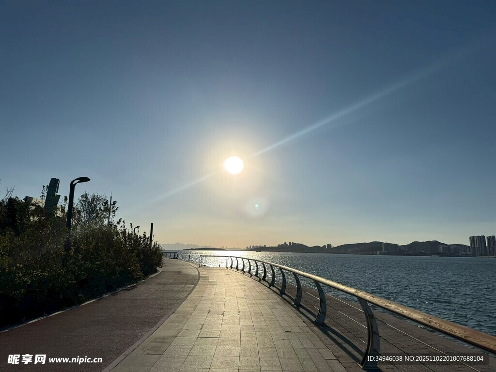 海滨步道上的美丽日落