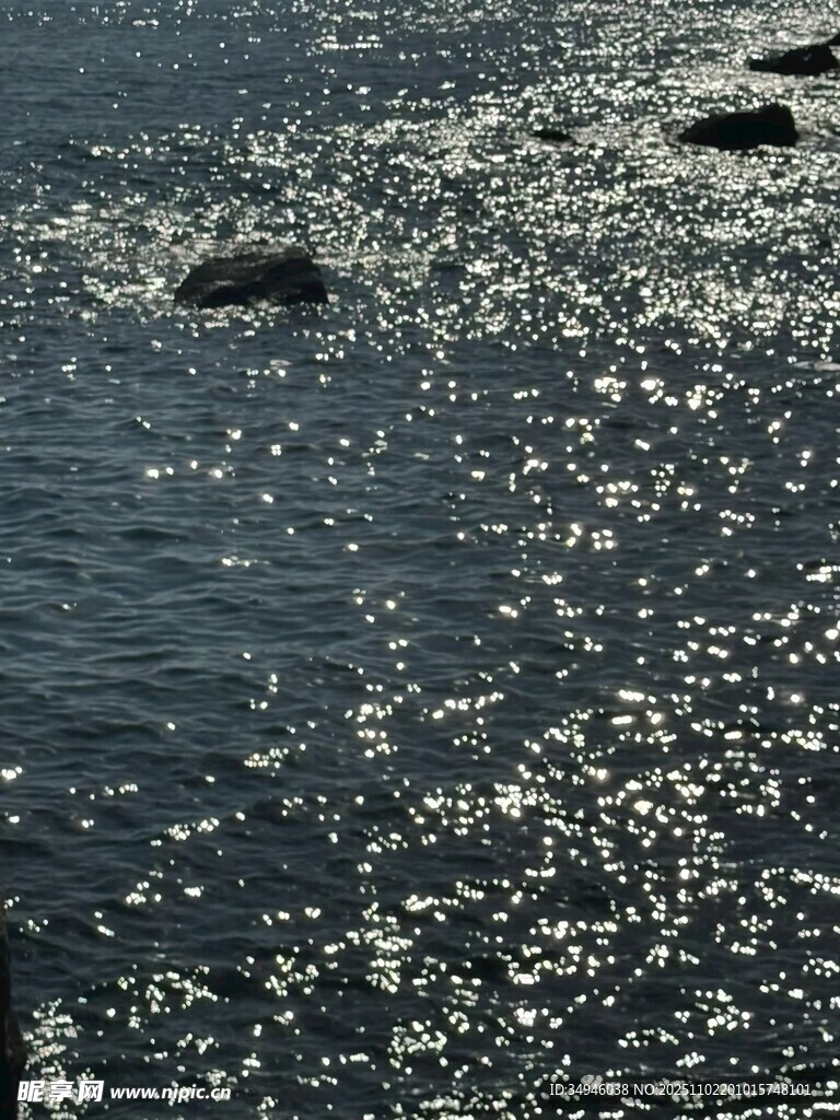 波光粼粼的水面与礁石